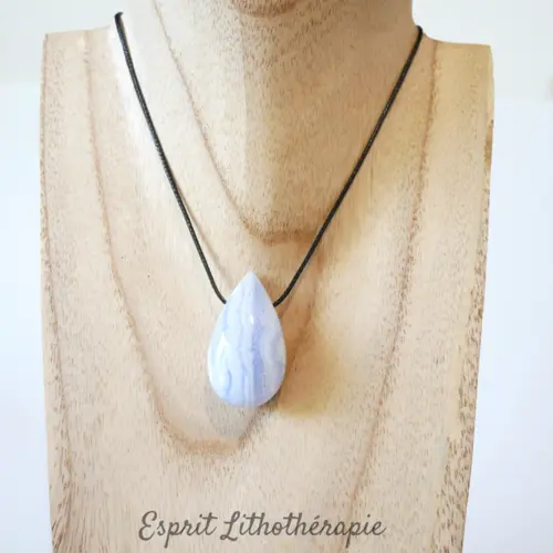 Pendentif en calcédoine bleue naturelle taillée en forme de goutte