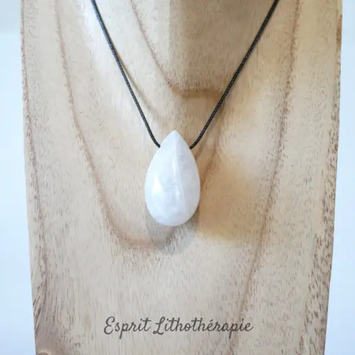 Pendentif en péristérite naturelle en forme de goutte, monté sur cordon coton ciré ou chaîne en inox, pierre blanche aux reflets irisés.