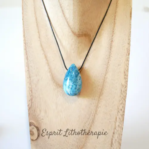 Pendentif goutte en apatite bleue polie – pierre naturelle de communication