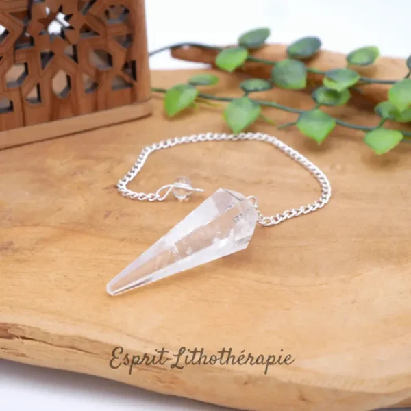 Pendule en cristal de roche facetté posé avec sa chaînette