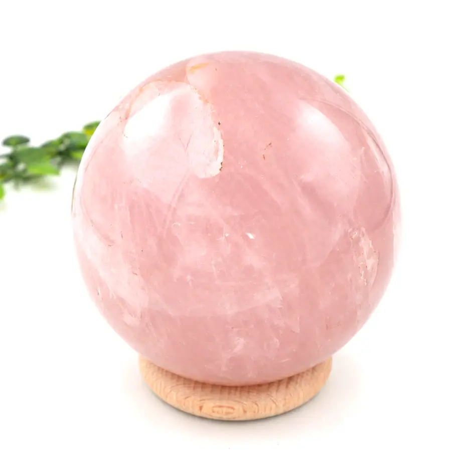 Sphère en quartz rose de Madagascar qualité A vue sous un autre angle
