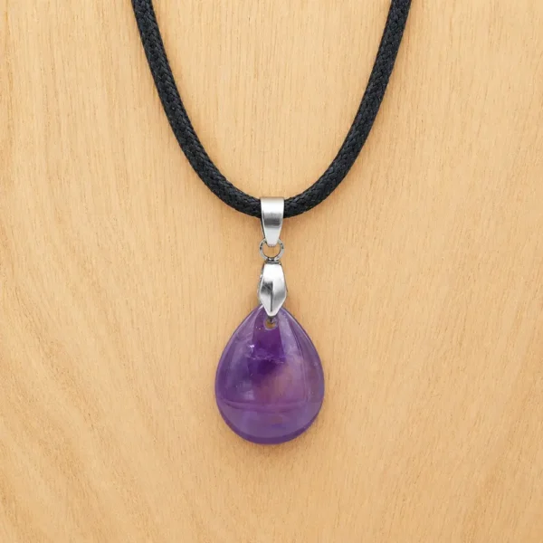 Pendentif en améthyste naturelle de qualité montée sur coton cordon ciré, ou chaine acier inoxydable, taille au choix. Bélière acier inoxydable.