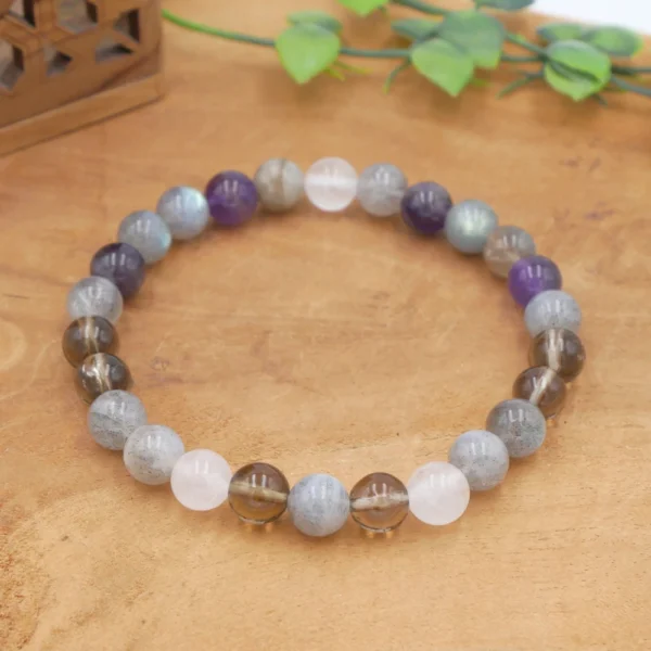 Bracelet améthyste, labradorite, quartz fumé et quartz rose en pierres naturelles de qualité montées sur fil élastique.