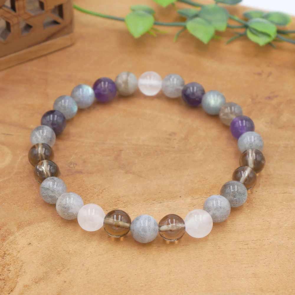 Bracelet améthyste, labradorite, quartz fumé et quartz rose en pierres naturelles de qualité montées sur fil élastique.