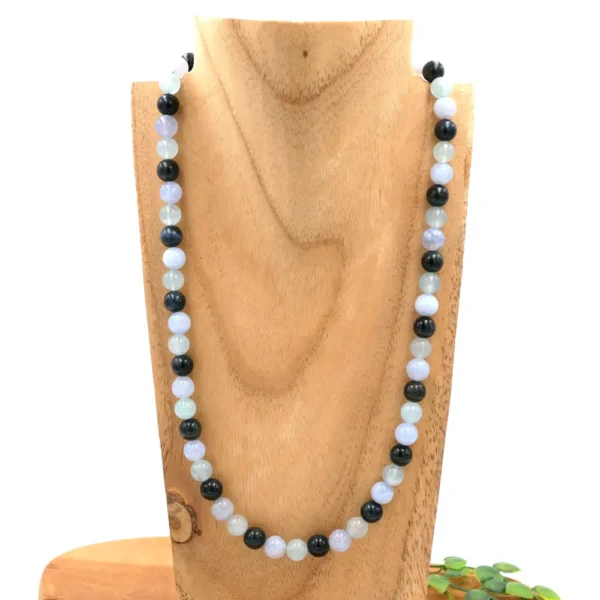 Collier en pierres naturelles d'aigue marin, de calcédoine bleue et en oeil de faucon, montées sur fil acier inoxydable gainée avec attache mousqueton acier inox. Chainette supplémentaire de 7 cm.