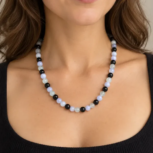 Collier en pierres naturelles porté sur modèle femme d'aigue marin, de calcédoine bleue et en oeil de faucon, montées sur fil acier inoxydable gainée avec attache mousqueton acier inox. Chainette supplémentaire de 7 cm.