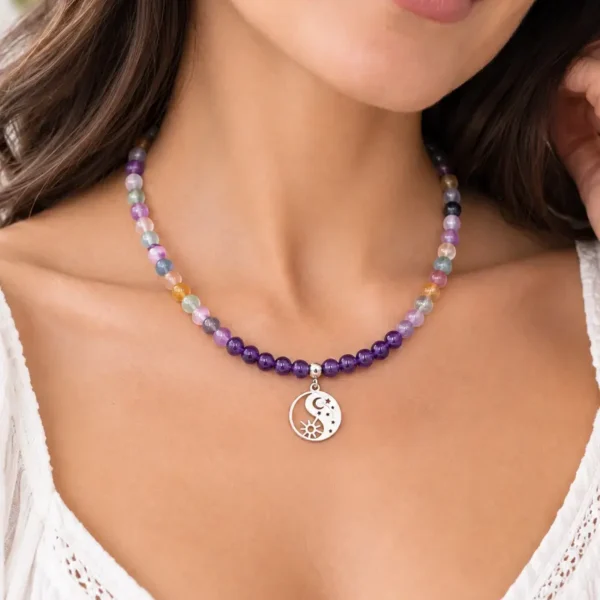 Collier pierres naturelles de qualité en Améthyste et Fluorite multicolore montées sur fil câblé acier inox et fermoir acier inox porté sur un modèle femme.