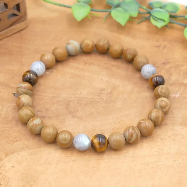 Photo d'un bracelet en pierres naturelles de qualité en Jaspe bois, Labradorite, Oeil de tigre, montées sur fil élastique multibrin.