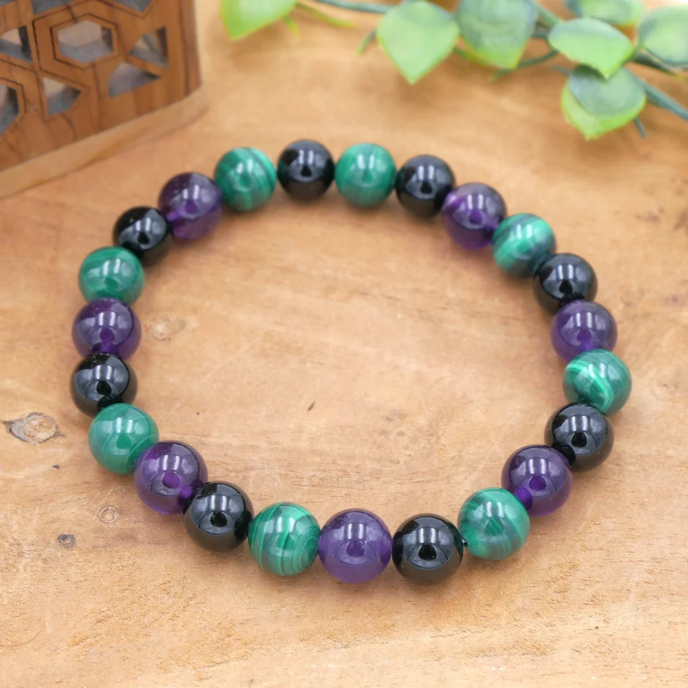 Bracelet en pierres naturelles de qualité en améthyste, malachite et tourmaline noire, montées sur élastique multibrin résistant.